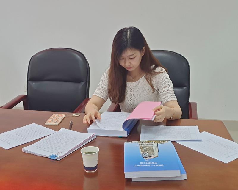 考评验收组人员现场查阅资料.jpg